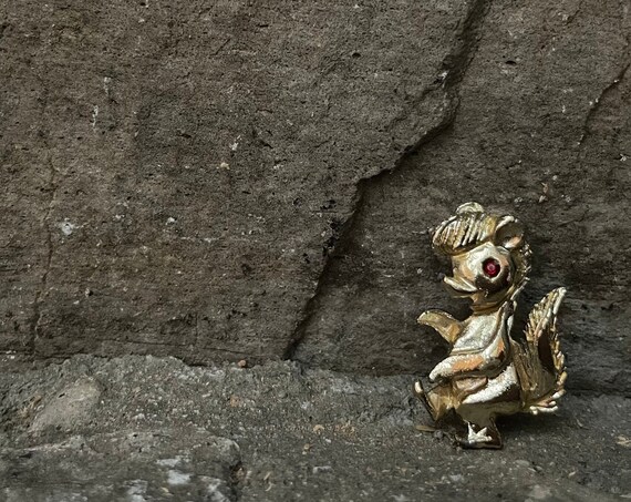 Vintage Skunk Brooch Red Eye Gold Toned Metal Cute Woodland Critter Pin Faux Ruby Eye Pompadour Hairstyle Squirrel Pin Cute Animal Jewelry