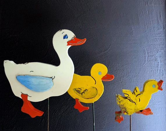 Vintage Ducks Wood Lawn Ornaments American Folk Art Hand Painted Yard Art Ducks White and Yellow Ducklings Kitsch Garden Decor Set of 3