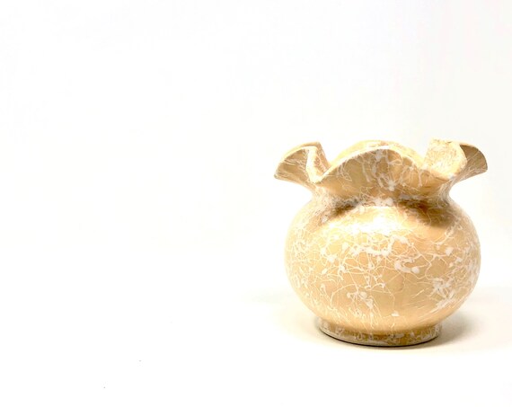 Vintage Shawnee Vase Peach White Splatter Vase Cameo Ware Line Vase Scalloped Edge Spaghetti Ceramic Shawnee Pottery 60s Ruffled Rim Beige