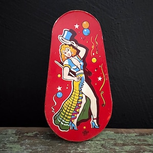 Vintage Tin Silvester Showgirl Risque Rot Bunte Spinning Handgekrachmacher US Metall Spielzeug Mfg Co NYE Party Zinn Spielzeug Spins