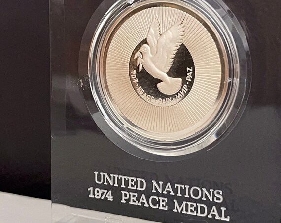 1974 Silver Coin United Nations Peace Medal 925 Sterling Silver Proof Coin Encapsulated Original Clear Acrylic Stand Struck by Franklin Mint
