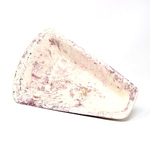 Op de afbeelding: Een witte keramische schaal met een roze en paarse marmerglazuur. De schaal is conisch gevormd en heeft een licht gebogen rand.