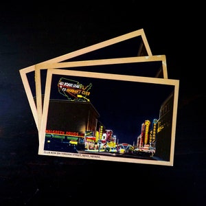 carte postale vintage Reno Nevada Club Row Virginia Street at Night Neon Lights Harrahs Photographie 1940s Unused Post Card Colourpicture Americana