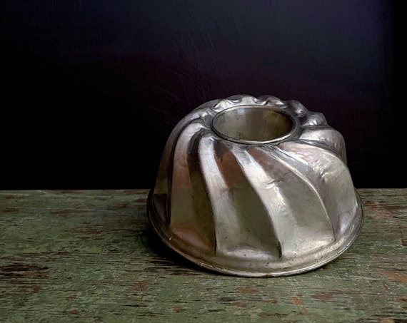 Vintage Jelly Mold Aluminum Bundt Pan Cake Pudding Mold Jell-o Tin Swirl Metal Small Fluted Bundt Tin Jelly Mould Retro Kitchen Wall Decor