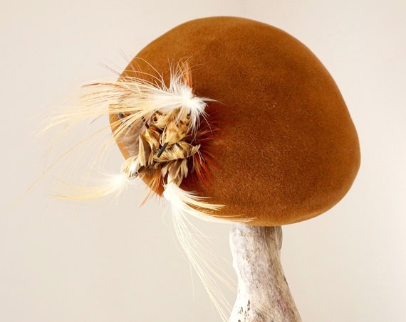 Vintage Hat La Familiare Calot 40s Womens Juliet Chestnut Brown Felt Tam Hat Cream Feather Birds Beret Italian Made Amber Glass Bead Hat Pin