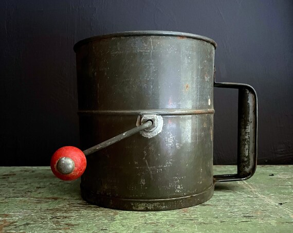 Vintage Flour Sifter Metal Red Handled Crank Large Flour Sifter Working Kitchen Gadget Farmhouse Kitchen Primitive Rustic Metal Baking Tools