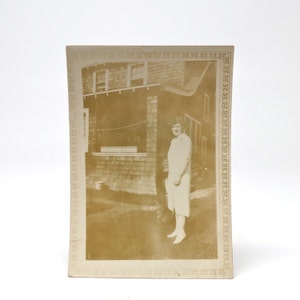 Vintage Fotografie 1920er Jahre Mädchen Yard Haus Handwerker Stil