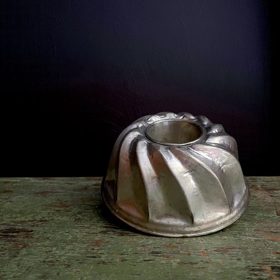 Vintage Jelly Mold Aluminum Bundt Pan Cake Pudding Mold Jell-o Tin Swirl Metal Small Fluted Bundt Tin Jelly Mould Retro Kitchen Wall Decor