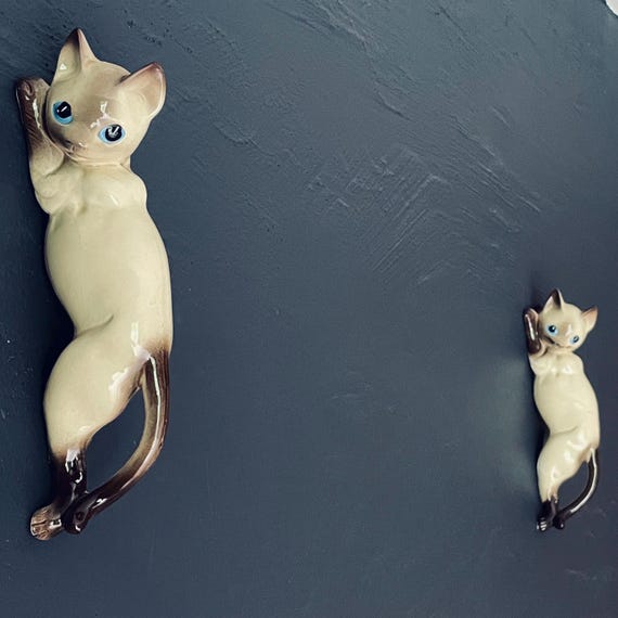 Vintage Cats Wall Climbing Siamese Cat Pair Ceramic Figurines Kitty Wall Decor Kitsch Mid Century Feline Collectible Blue Eye Wichianmat Cat