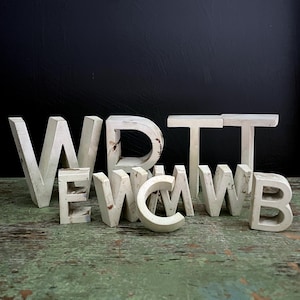 Letrero con letras antiguas de metal macizo pintado de blanco, letras del alfabeto de 4,25" W R T, letras de 2" de alto E W M C B, letras industriales recuperadas, descascaradas