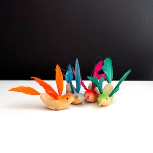 Adornos de colibrí vintage Pájaros en masa con alas de plumas Arco iris de colores Colibrí con bucle colgante Set de 4 rosas naranja verde azul
