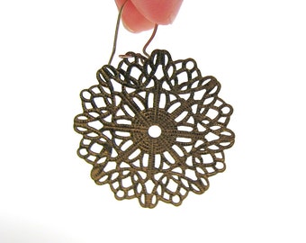 Vintage Ohrringe Gold getönt Mandala Ohrring paar filigranen Look Scheibe geformt geschnitten Metall Medaillon Ohrringe große Aussage Schmuck Boho