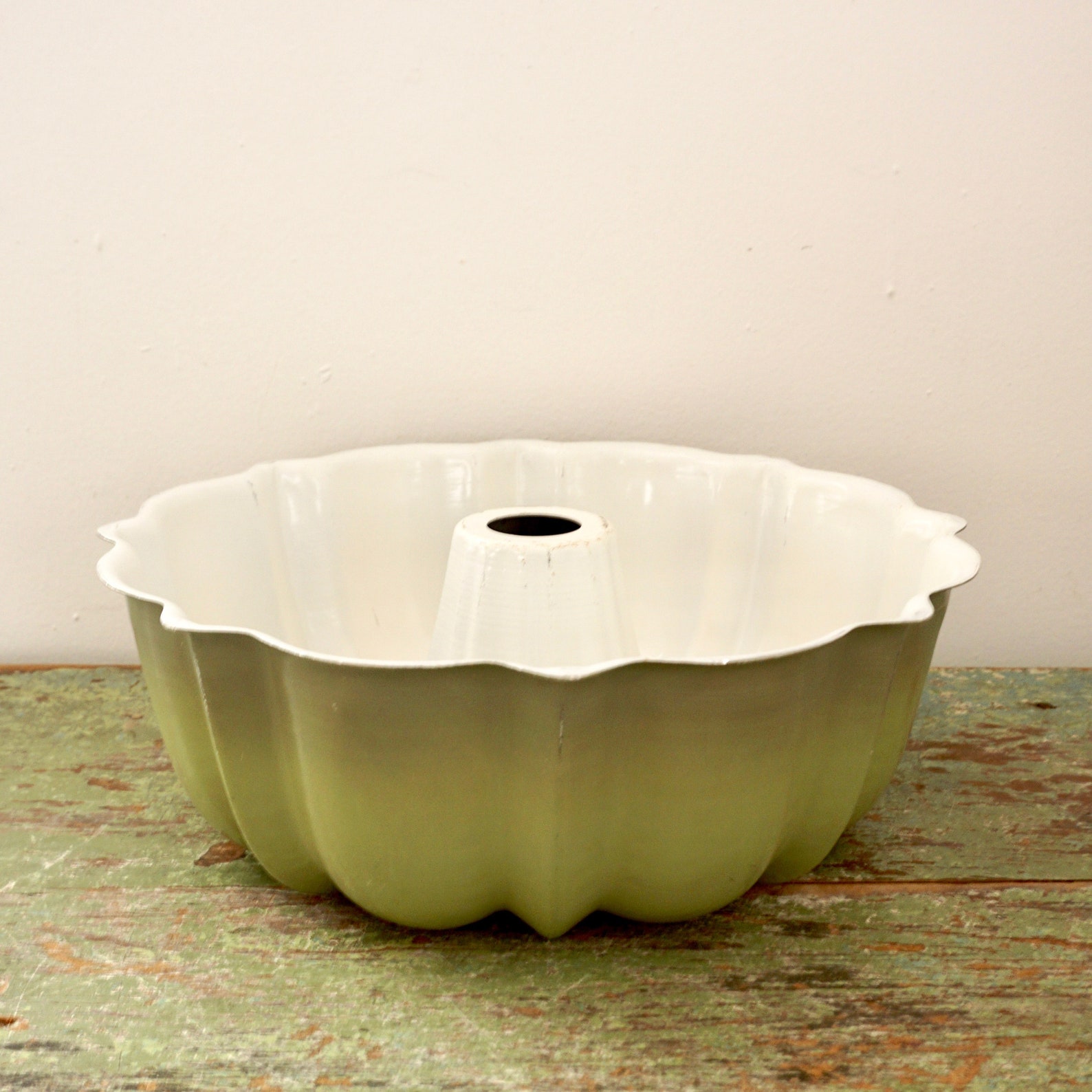 Vintage Bundt Pan Olive Green 1970s Enameled Metal Cake Pan Etsy