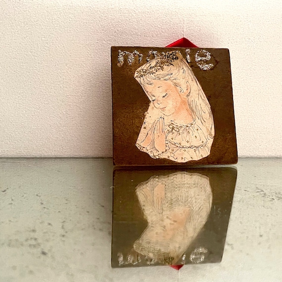 Vintage OOAK Ornament For Mom Wood Plaque Girl Praying Glitter "Momie" Christmas Ornament Handmade '61 Inscription Prayer Reverse Sweet Gift