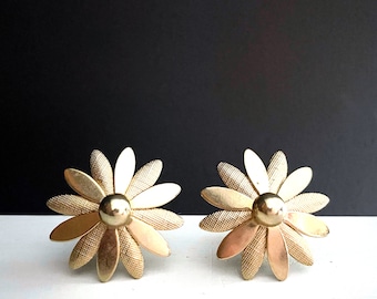 Vintage Daisy Earrings Sarah Cov Gold Toned Daisies Earring Pair Flower Power Textured Clip On Earrings 70s Costume Jewelry Sarah Coventy