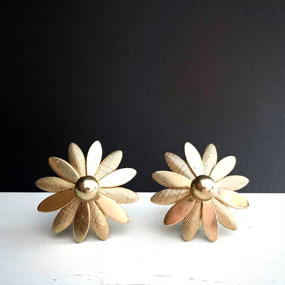 Vintage Daisy Earrings Sarah Cov Gold Toned Daisies Earring Pair Flower Power Textured Clip On Earrings 70s Costume Jewelry Sarah Coventy