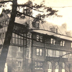 Postal antigua de RPPC NoKo, fotografía de un edificio Tudor, década de 1910