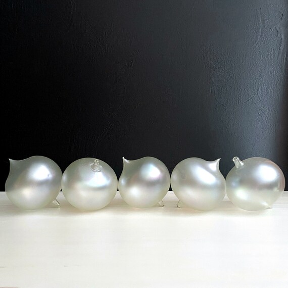 Vintage Ornament Balls Pearlescent Matte Glass Ball Hand Blown Pearly Luster Glass Loop Top Pointy Base Frosted White Christmas Bulbs Set 5