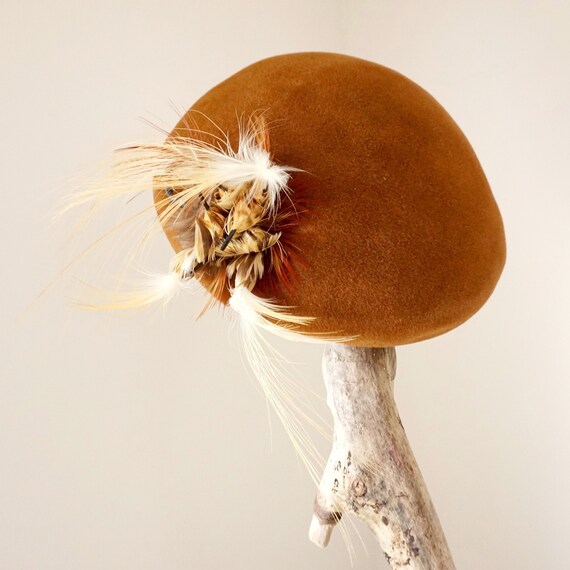 Vintage Hat La Familiare Calot 40s Womens Juliet Chestnut Brown Felt Tam Hat Cream Feather Birds Beret Italian Made Amber Glass Bead Hat Pin