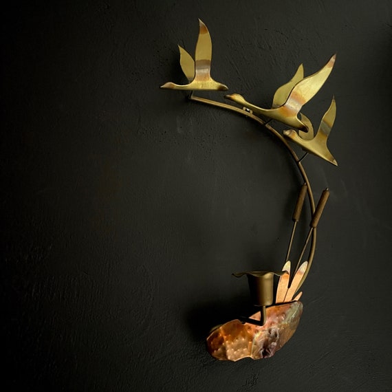Vintage Brass Wall Candle Holder Flying Geese Cattails Copper Toned Metal Wall Hanging Flying Birds Scene Sconce Taper Candle 70s Wall Decor
