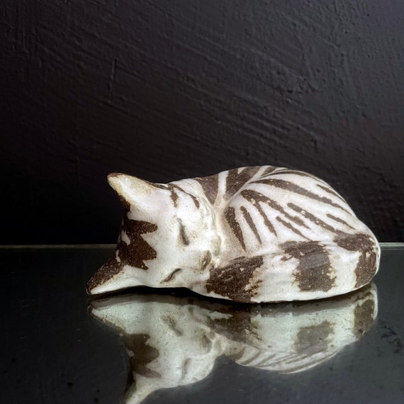 Vintage Cat Ceramic Anderson Design Studios Pottery Tabby Curled Up Cheshire Cat Small Figurine Striped Kitty Signed AD 1983 Maine Redware