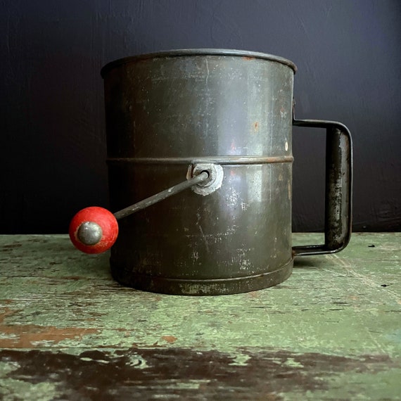 Vintage Flour Sifter Metal Red Handled Crank Large Flour Sifter Working Kitchen Gadget Farmhouse Kitchen Primitive Rustic Metal Baking Tools