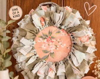 Corona de retazos de tela reciclada en tonos verde salvia y rosa, de 30 a 33 cm.