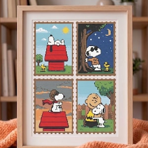 Può includere: Un ricamo a punto croce incorniciato che presenta quattro scene distinte di Snoopy e Charlie Brown. L'opera mostra Snoopy sulla sua cuccia rossa, Snoopy con occhiali da sole di notte, Snoopy come pilota e Charlie Brown che abbraccia Snoopy.