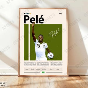 Könnte beinhalten: Gerahmtes Poster mit einem Porträt von Pelé, einem berühmten Fußballspieler. Das Poster hat einen grünen und weißen Hintergrund mit dem Namen "Pelé" in großen schwarzen Buchstaben. Pelé trägt ein weißes Trikot mit der Nummer 10 und hält einen Fußball.