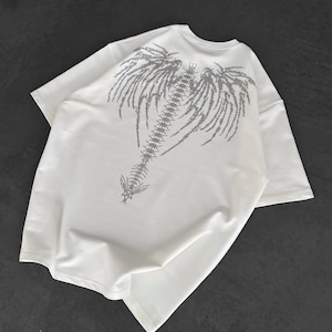Camiseta com escrita gótica | Estampa de asas de anjo esqueléticas nas costas