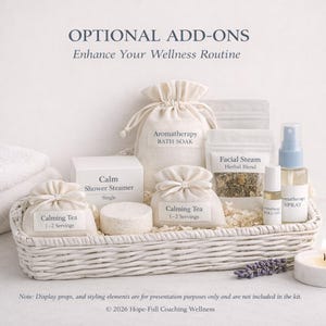 Puede incluir: Una cesta de mimbre blanca llena de productos de bienestar. Incluye ba&ntilde;o de aromaterapia, vapor facial, t&eacute; calmante, vaporizador de ducha y spray de aromaterapia. El texto dice "Complementos opcionales: Mejora tu rutina de bienestar."