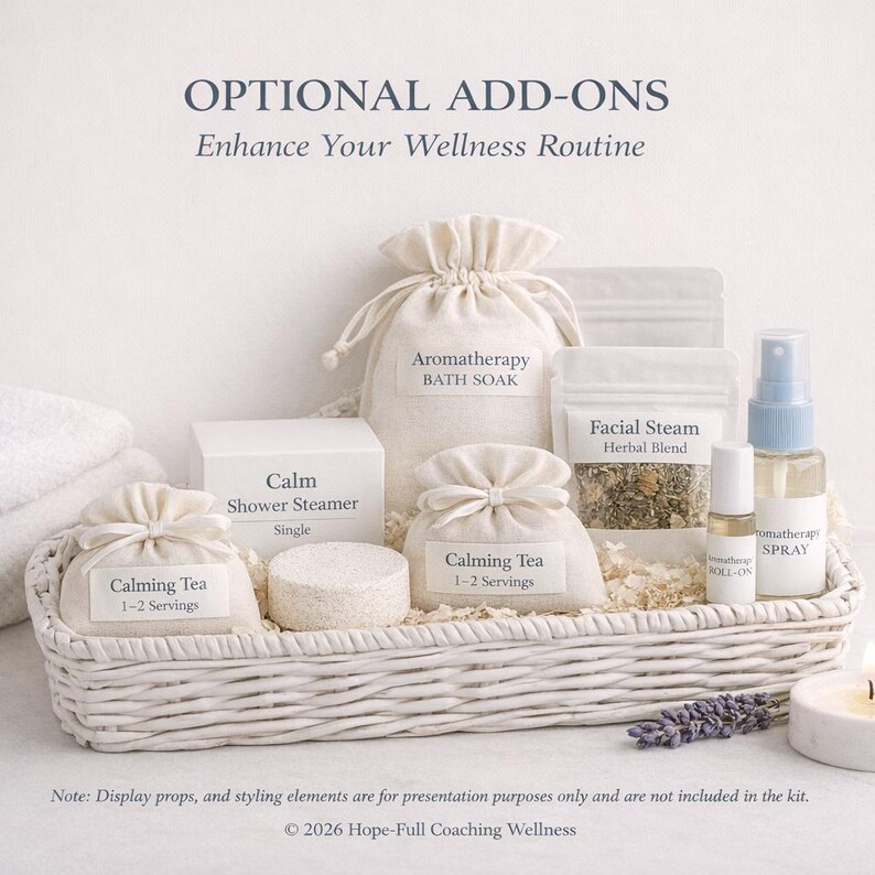 Puede incluir: Una cesta de mimbre blanca llena de productos de bienestar. Incluye ba&ntilde;o de aromaterapia, vapor facial, t&eacute; calmante, vaporizador de ducha y spray de aromaterapia. El texto dice "Complementos opcionales: Mejora tu rutina de bienestar."