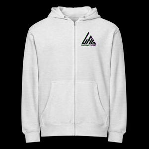 Peut inclure: Un sweat à capuche gris clair avec une fermeture éclair, une poche avant et une capuche. Le sweat à capuche présente un petit logo triangulaire avec le texte "LAGGING LOGIC" en noir, vert et violet. La fermeture éclair est au centre.