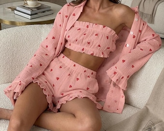 レディース レッドハート パジャマセット - コットン素材のラウンジウェア（バンドゥトップ、フリルショーツ、ボタンシャツ）