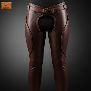 Könnte beinhalten: Braune Lederchaps mit einem Gürtelverschluss an der Taille und einer großen Öffnung vorne. Die Chaps haben dekorative Nähte und sind so konzipiert, dass sie die Beine bedecken. Das Leder hat eine glatte, polierte Oberfläche.
