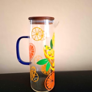 Wasserkaraffe mit Früchten. Zitronen und Orangen. 1,2 ml Fassungsvermögen. Karaffe mit Deckel