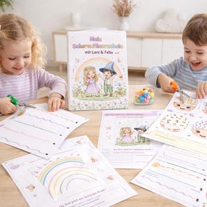 Pode incluir: Duas crianças estão sentadas em uma mesa de madeira, usando tesouras para cortar ao longo de linhas pontilhadas em folhas de trabalho. Um livro intitulado "Mein Scherenschnittbuch mit Leni & Felix" é visível, junto com materiais de artesanato coloridos. A cena sugere uma atividade educativa para crianças.