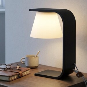 Modern LED-skrivbordslampa - Asymmetrisk C-formad design - Varmt ljus, mattsvart ram med läderklämma - Sängbord/Tebord
