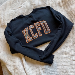 Fire Dept Sweatshirt mit Rundhalsausschnitt | Camo Applikation Feuerwehr | Frau | Notruf Sanitäter | Feuerhaus | Benutzerdefinierter Rückentext