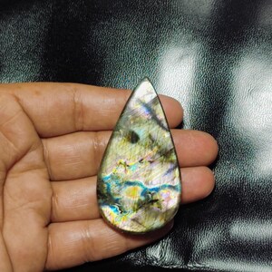 33x60mmNatural.Cabujón de labradorita multicolor en forma de pera, gema lisa para colgantes con múltiples destellos.