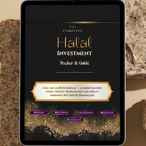Puede incluir: Una tableta digital muestra una guía titulada "The Complete Halal Investment Tracker & Guide". El diseño presenta detalles dorados sobre un fondo negro con el texto "Grow your wealth the halal way".