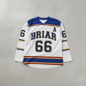 maillot briar u
off campus merch
merch booktok
di laurentis 66
garrett graham 44
cadeau lectrice
romance sportive
maillot de hockey
vetement bookish
sweat briar u
book boyfriend
john logan 22
hockey romance