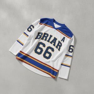 maillot briar u
off campus merch
merch booktok
di laurentis 66
garrett graham 44
cadeau lectrice
romance sportive
maillot de hockey
vetement bookish
sweat briar u
book boyfriend
john logan 22
hockey romance