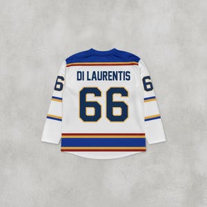 maillot briar u
off campus merch
merch booktok
di laurentis 66
garrett graham 44
cadeau lectrice
romance sportive
maillot de hockey
vetement bookish
sweat briar u
book boyfriend
john logan 22
hockey romance