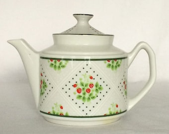 Teapot 24 fl.oz. Swiss Strawberry Dots Enesco