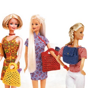 Puede incluir: Se muestran tres muñecas rubias, cada una con un atuendo diferente. Una muñeca lleva un vestido con estampado amarillo y naranja y lleva un bolso de ganchillo amarillo. Otra muñeca lleva un vestido con estampado azul y sostiene un bolso de ganchillo rojo. La tercera muñeca lleva una camisa a rayas y pantalones blancos, con una mochila de ganchillo azul.