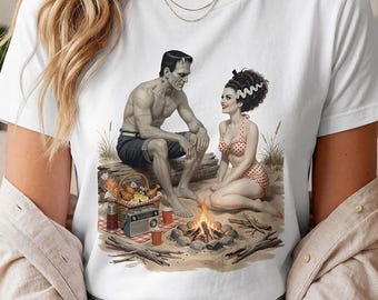 Frankenstein und seine Braut Retro-Lagerfeuer-Paar-T-Shirt | Vintage-Pinup-Monsterbrautpaar-T-Shirt | Summerween-Horror-Vintage-T-Shirt |