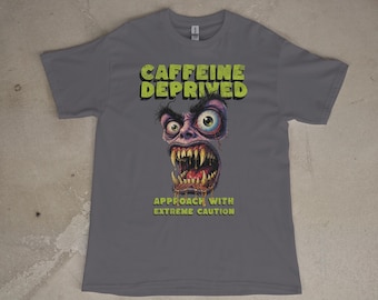 Maglietta con la scritta "Approccio senza caffeina con estrema cautela" e un design retrò anni '80 con una faccia pazza.