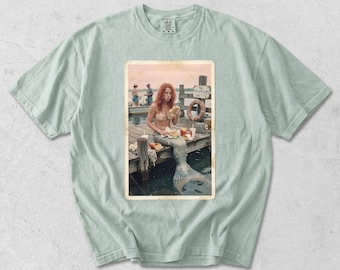 Maglietta con sirena dai capelli rossi che mangia fast food / Maglietta estiva con scena spontanea sul molo