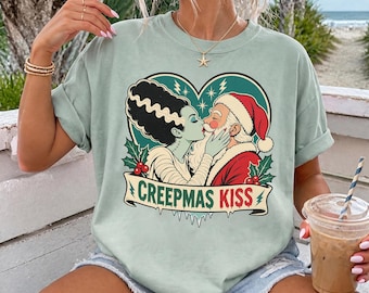 Maglietta Comfort Colors Creepmas Kiss Santa & Bride of Frankenstein / Maglietta Holiday Horror Christmas Summerween / Maglietta Retro Goth Christmas